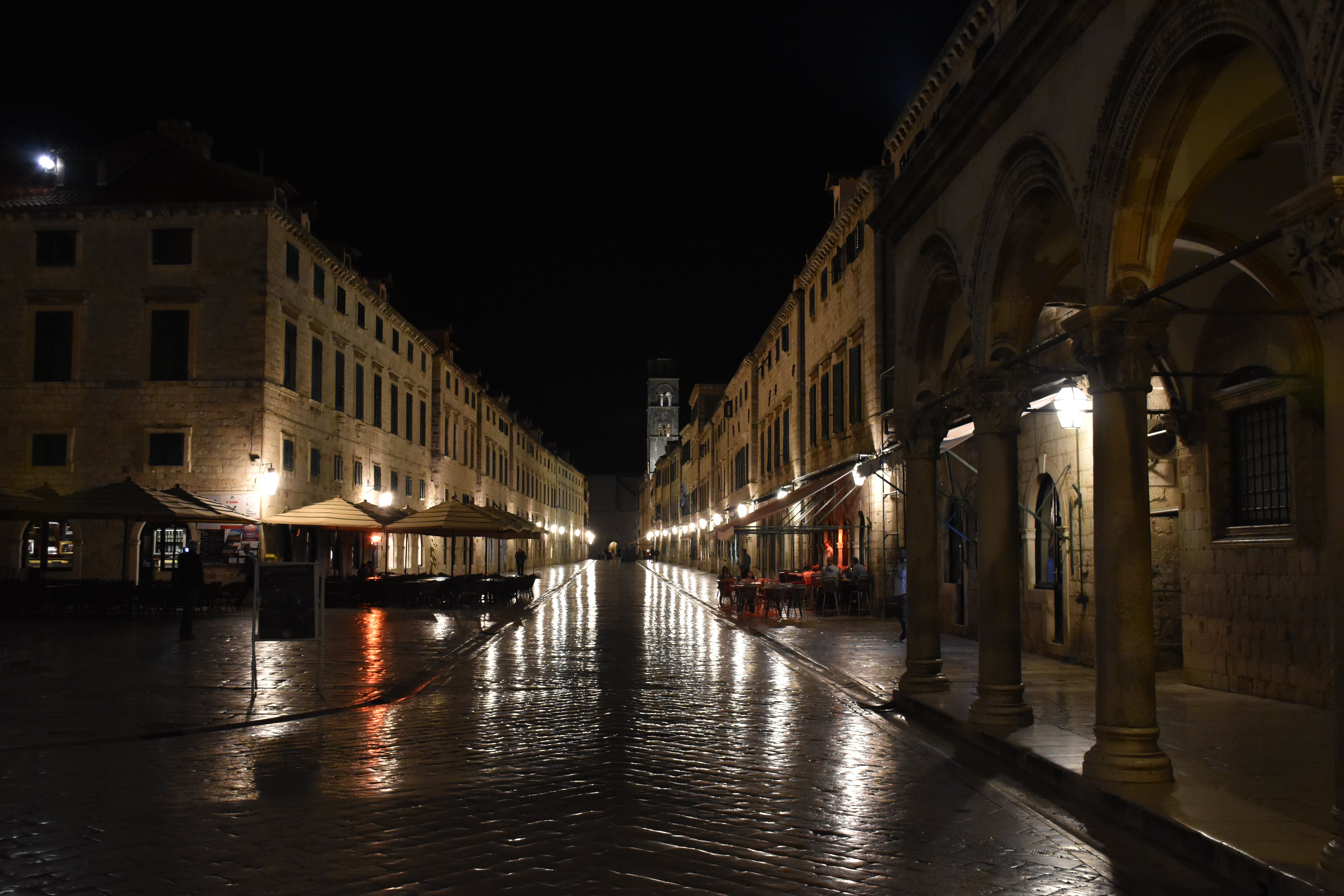 Calles de Dubrovnik de noche
