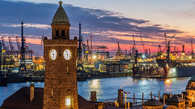 Grúas y puerto de Hamburgo