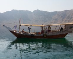 Excursionistas en un dhow en Khasab