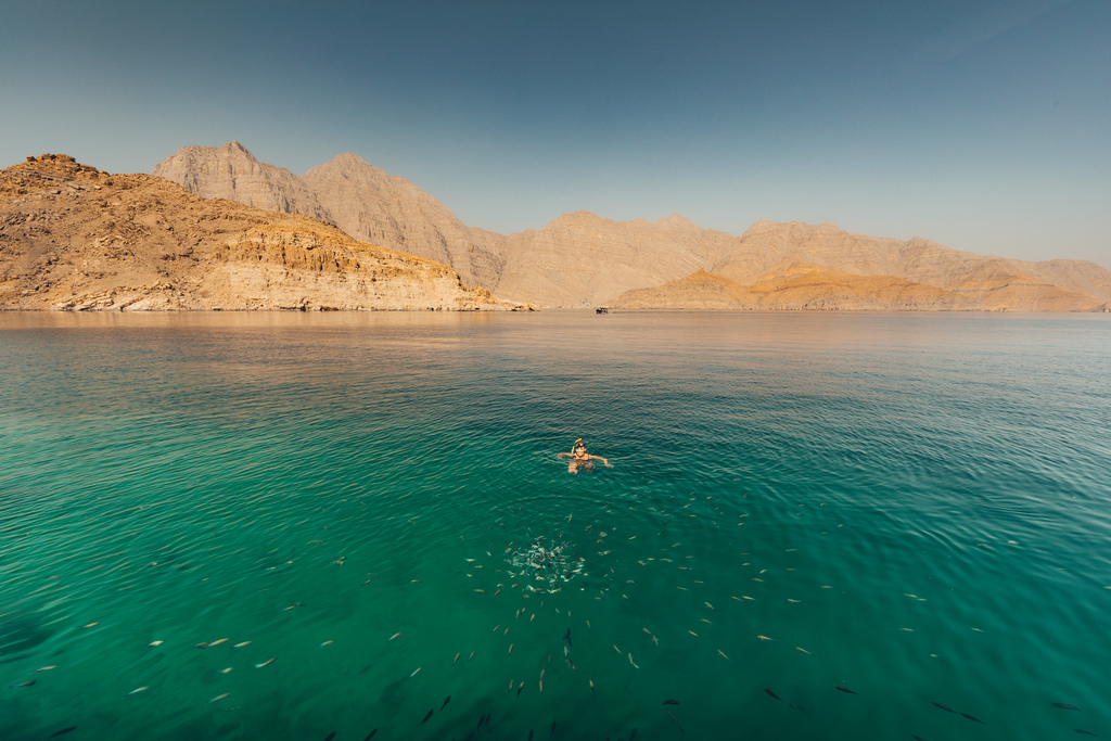 Hacer snorkel en el fiordo de Oman