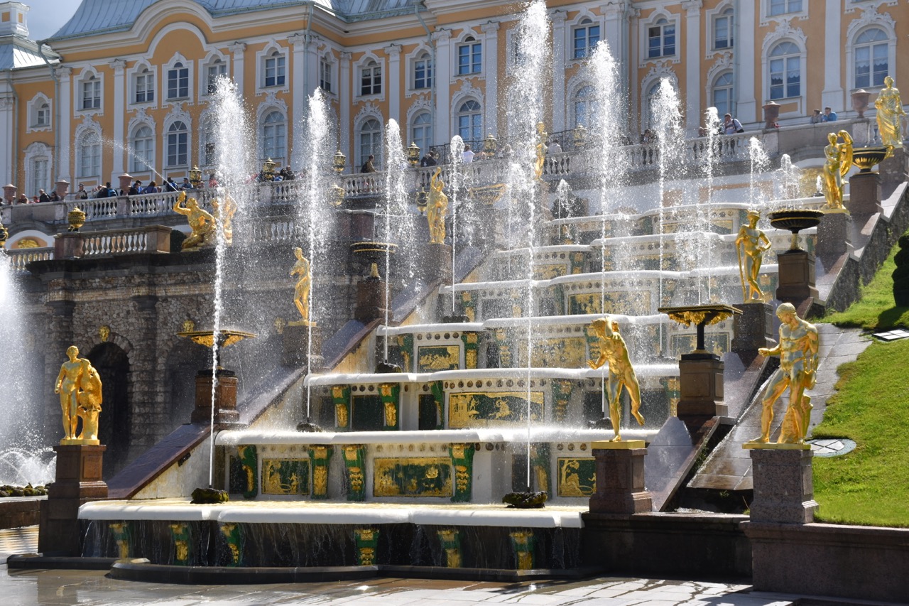 Fuentes del palacio Peterhof San Petesburgo
