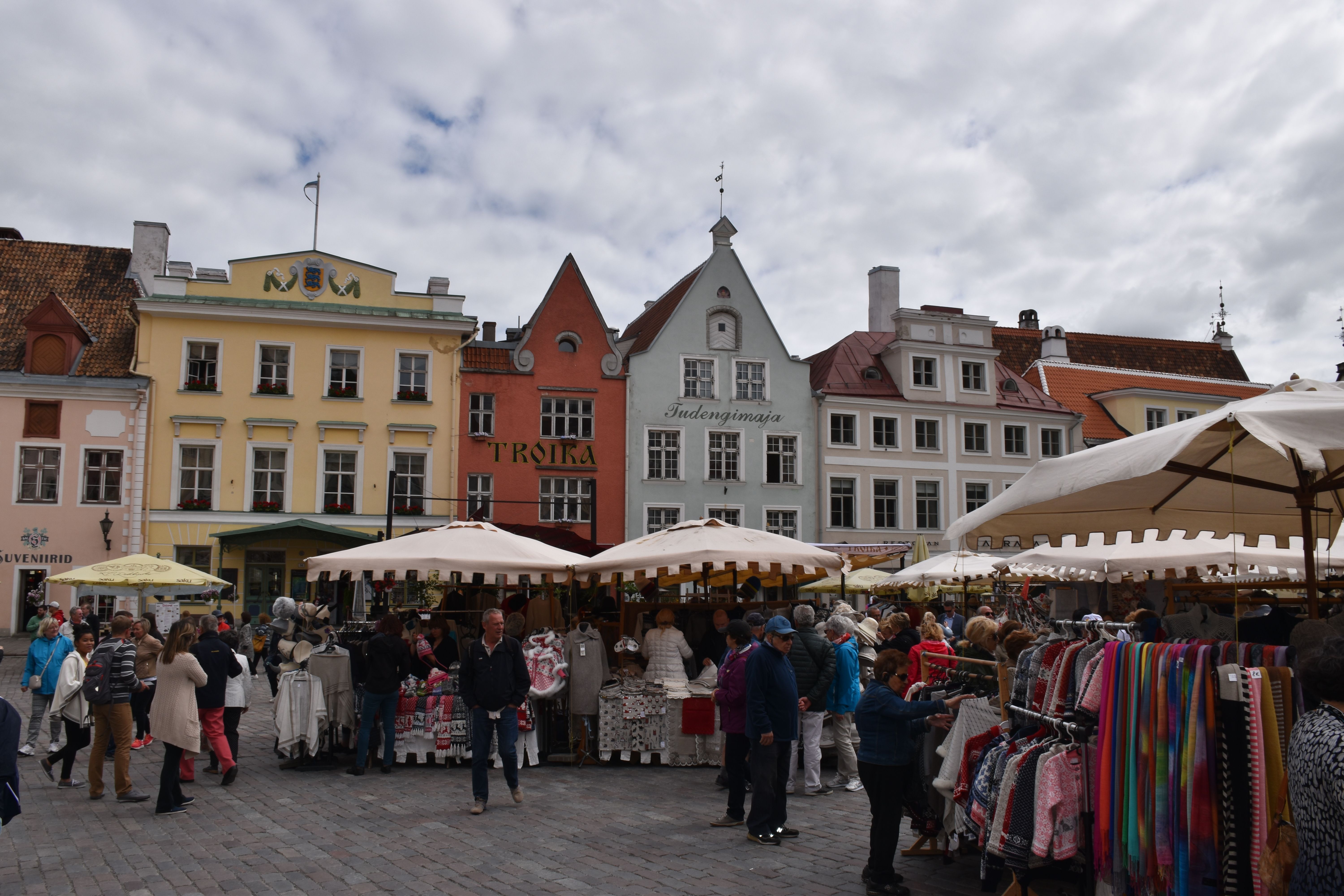 Mercado en La plaza del ayuntamiento en Tallin Estonia