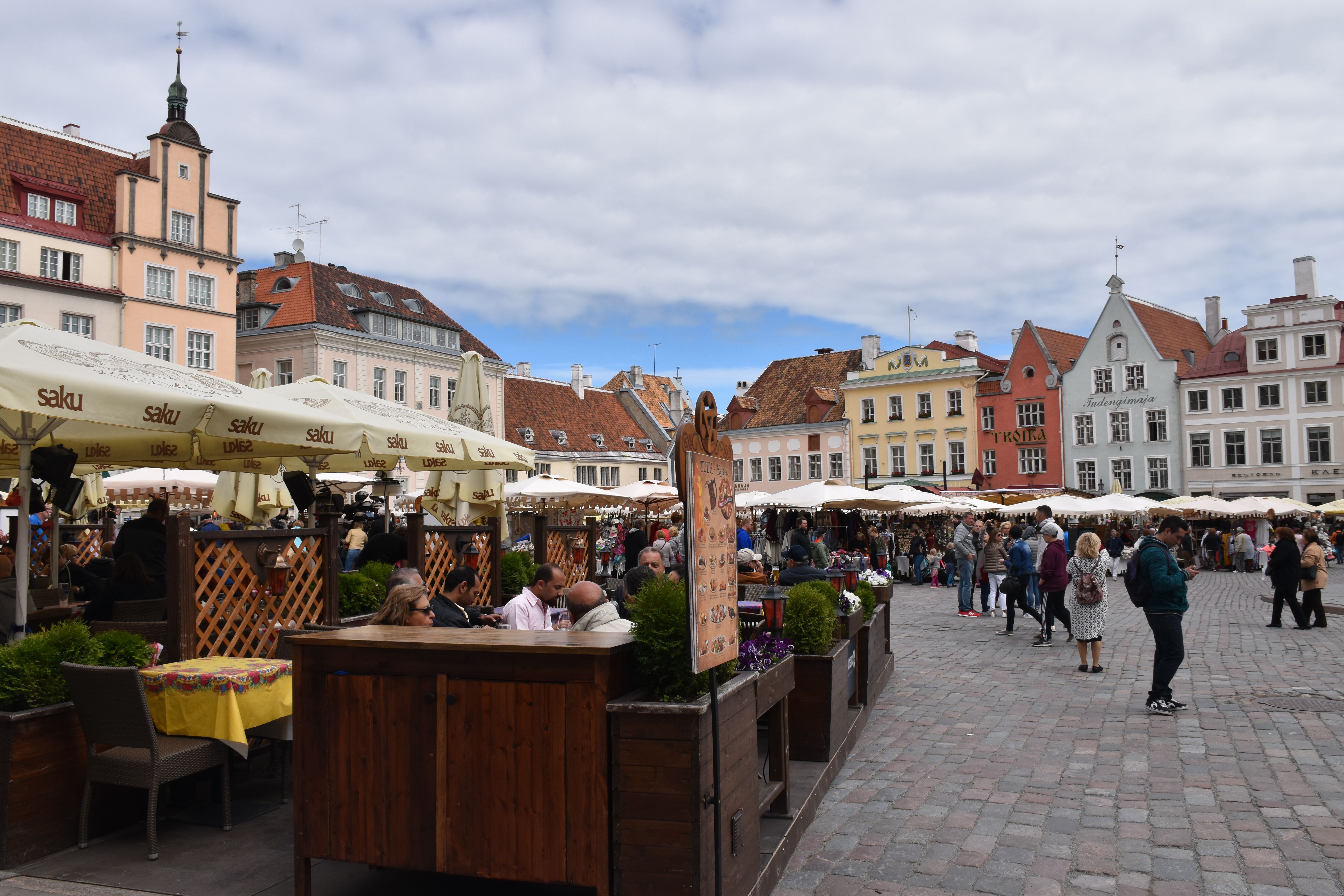 Mercado en La plaza del ayuntamiento en Tallin Estonia