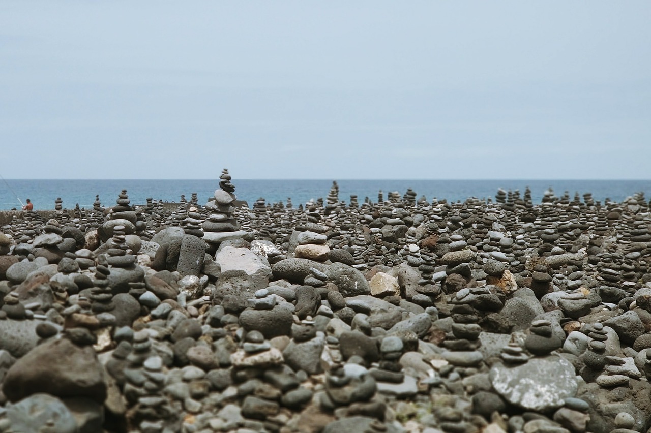 rocas y pequeñas esculturas costa Tenerife