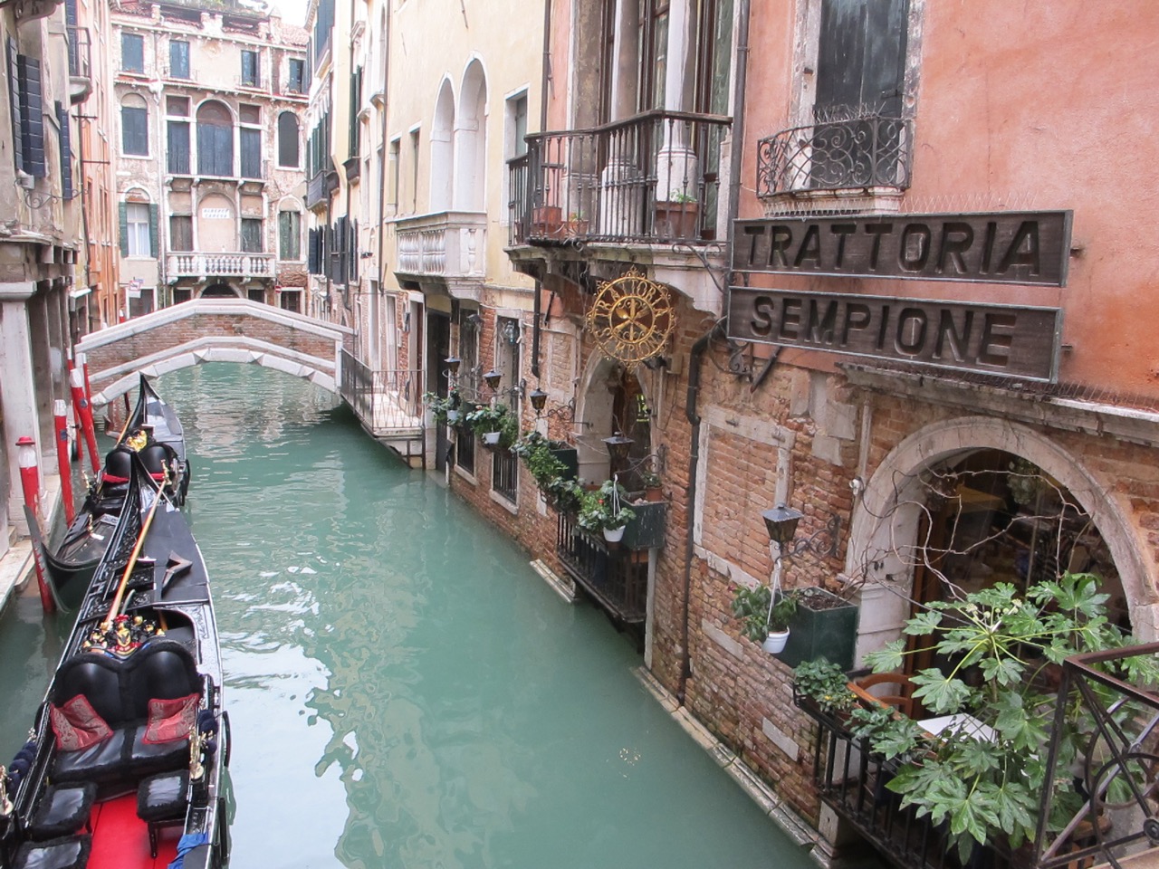 Tiendas junto a los canales de Venecia excursión para cruceros