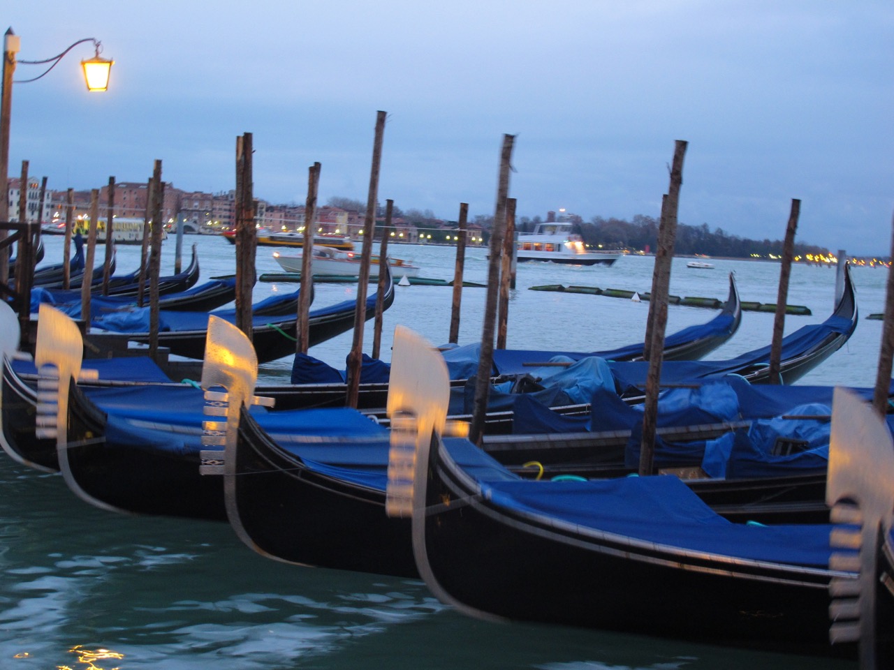 Barcas tradicionales en Venecia Góndolas