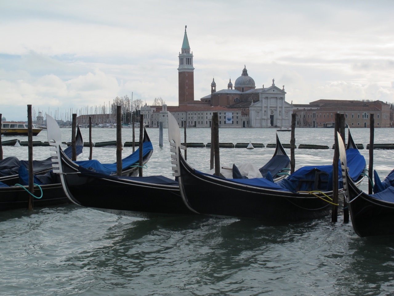 Barcas tradicionales en Venecia Góndolas
