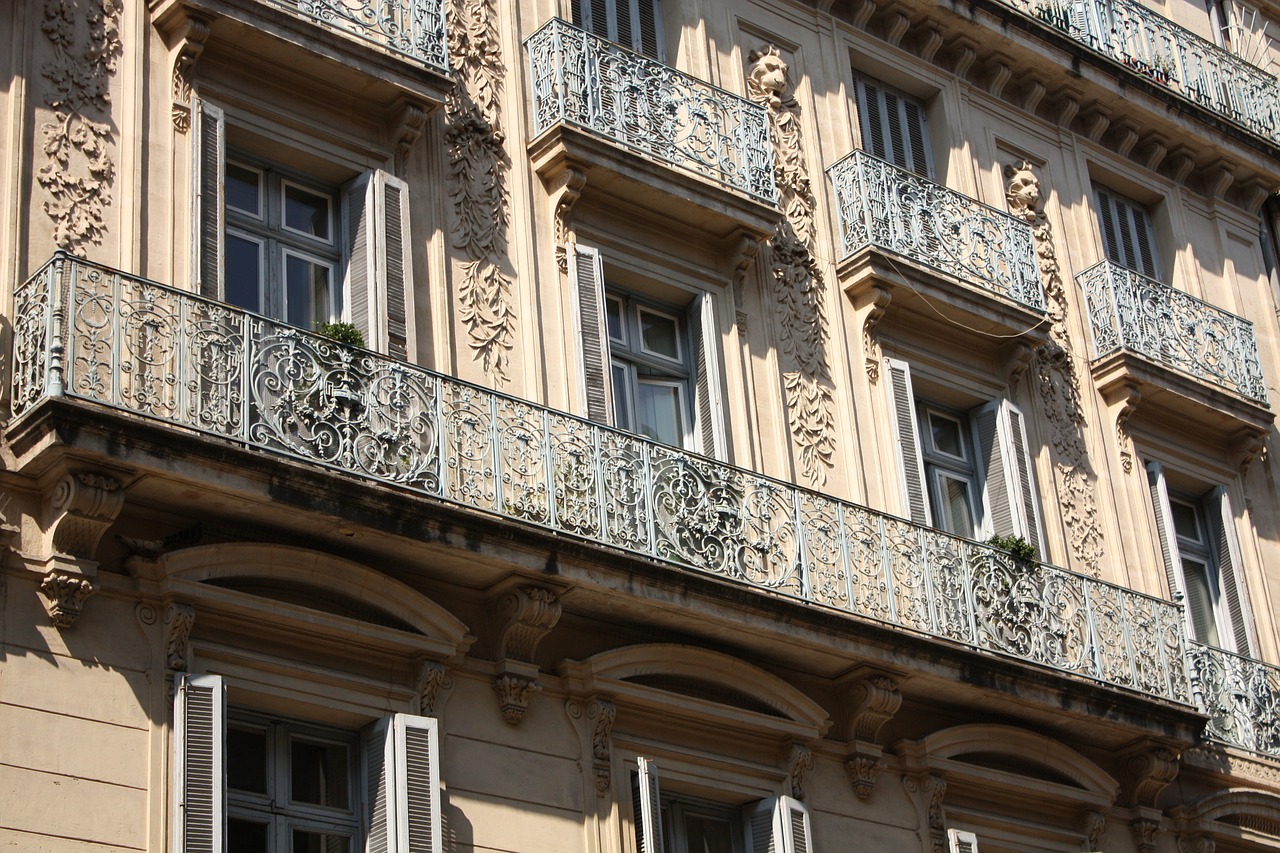 Balcones de la plaza de la comedia en Montpellier