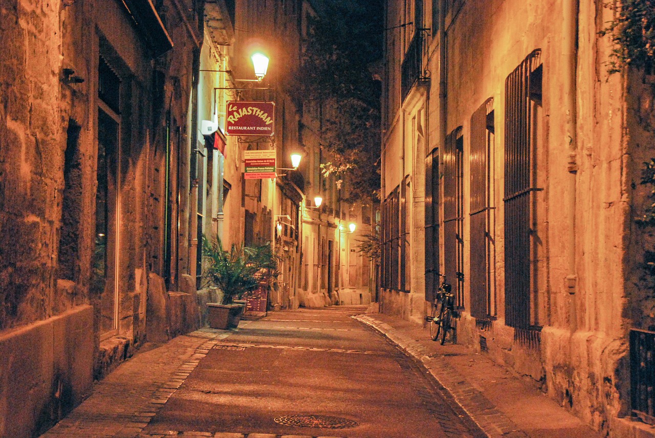 Calles de noche en Montpellier
